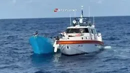 Il salvataggio di 91 migranti nel mare di Lampedusa: il video della Guardia Costiera