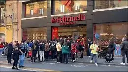 Il firma copie di Caparezza, centinaia di fan in fila alla Feltrinelli di Catania