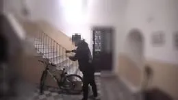 Ruba una bicicletta scardinando la ringhiera del condominio: denunciato 27enne a Catania