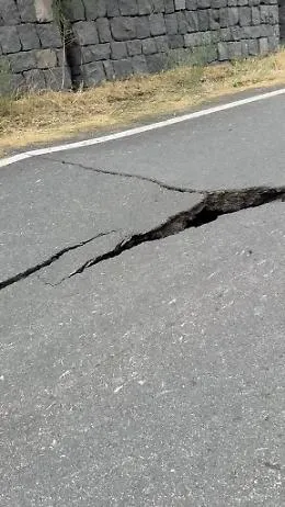 A Linguaglossa la terra trema: terremoto di magnitudo 3.9. Chiusa parte della Mareneve per deformazioni all'asfalto