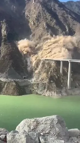 Cina, il crollo in diretta di un ponte lungo 700 metri e inaugurato da pochi giorni