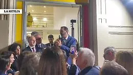 Messina, il sindaco rieletto Federico Basile parla ai suoi elettori e stappa una bottiglia per festeggiare