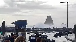 Aci Trezza, il chioschetto del porto sfasciato dal ciclone Harry: il video