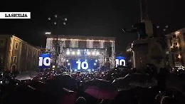 Capodanno in piazza Duomo a Catania: oltre ottomila sotto la pioggia. Il video