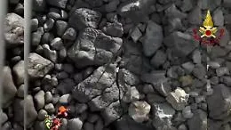 Cade e si infortuna lungo la scogliera della Timpa: i soccorsi arrivano dall'alto