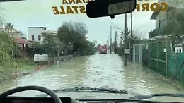 Oasi del Simeto travolta dal mare: famiglie messe al sicuro tra fango e detriti