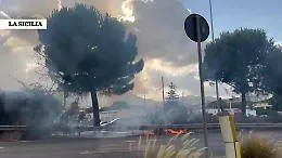 Si incendiano sterpaglie sulla circonvallazione,  i vigili del fuoco intervengono per salvare i pini