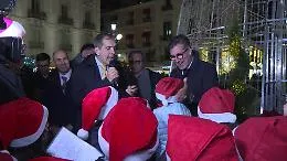 Acceso l'albero di Natale in piazza Universit&agrave; a Catania: il countdown e poi il pulsante premuto da un bambino