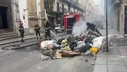 Paura in via Maqueda: sfiorato l'incendio per batterie al litio abbandonate