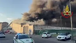 Vasto incendio al deposito BRT della Bovisa a Milano: il rogo &egrave; partito da un container