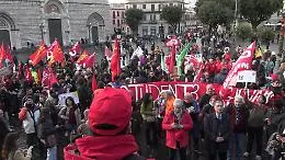 In 15mila in corteo a Messina per dire no al Ponte sullo Stretto. Schlein: &laquo;Salvini e Meloni hanno buttato 13 miliardi&raquo;