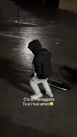 C'&egrave; l'allerta meteo ma se ne infischiano, un ragazzino lancia un monopattino nel porticciolo di San Giovanni li Cuti: "C'&egrave; qualcunoooo?"