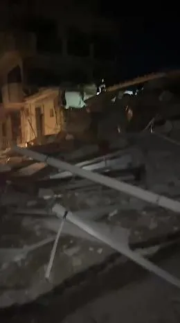 Palazzina crolla improvvisamente in zona Playa a Licata: macerie in strada, si cerca un uomo