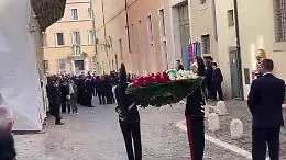 Mattarella a via Caetani: corona d'omaggio nel luogo del ritrovamento della Renault 4 di Aldo Moro