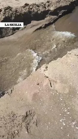 Sversamento alla Plaia di Catania, il torrente Forcile porta in mare acqua scura: il video