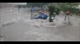 Marianna, il fiume di acqua e lei che scende dall'auto per mettersi in salvo: il video che circola sui social