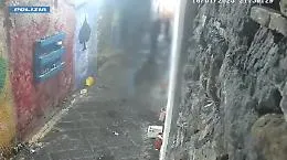 Catania, rapinatore violento trascina le vittime per i capelli: incastrato dalle telecamere (VIDEO)