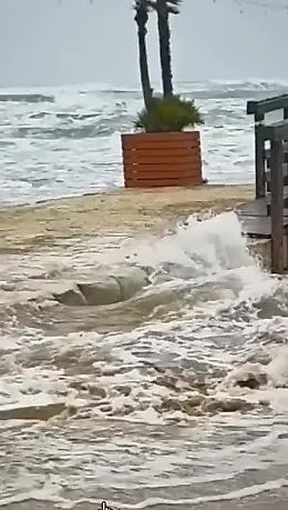 Mare in tempesta a Pozzallo, la mareggiata crea problemi alla base della torre Cabrera