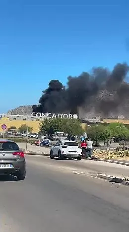 Paura a Palermo, incendio al centro commerciale Conca d'Oro: fumo visibile in tutta la citt&agrave; 