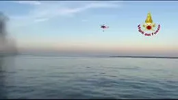 Yacht di lusso prende fuoco e affonda, in salvo le 10 persone a bordo