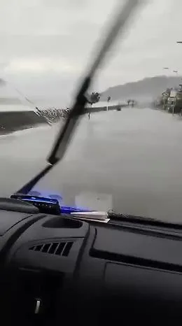 Le immagini impressionanti della mareggiata che travolge l'ambulanza a Santa Teresa Riva