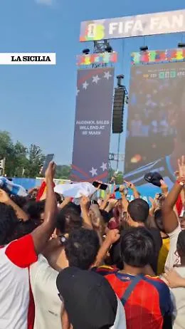  Il delirio dei tifosi spagnoli invade la FIFA Fan Zone di Washington DC dopo il trionfo della Roja