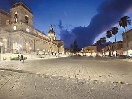 Piazza Duomo continua a brancolare nel... buio tra disagi e insicurezza