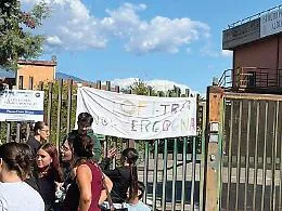 Sit-in all'alberghiero di Catania: &laquo;Topi a scuola, resteremo fuori in attesa della derattizzazione&raquo;