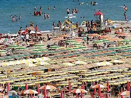 Il paradosso dell&rsquo;eccesso: quando troppi turisti diventano un problema. &laquo;Meno folla e pi&ugrave; valore per i territori&raquo;