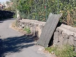 Ritrovata la lapide rubata dal monumento ai Caduti