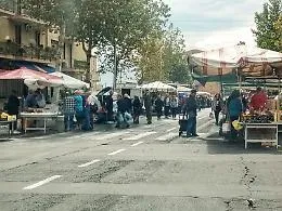 Gli abusivi di piazza Eroi d&rsquo;Ungheria chiedono di potersi mettere in regola