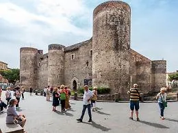 Castello Ursino, ripristinato il transito auto nell&rsquo;area