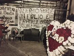 Fiori e pensieri per Paolo La &ldquo;gente della notte&rdquo; sul luogo dell&rsquo;omicidio
