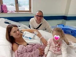 I medici a donna incinta: &laquo;Vada a casa a fare la doccia&raquo;.  E lei partorisce in bagno e fa scattare la denuncia