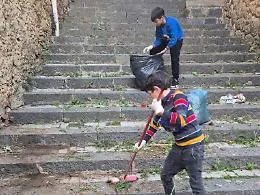 L&rsquo;esempio di Salvo e Gabriele, 9 anni: ripulita la scala di via Cannizzaro