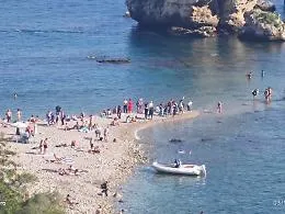 Concessioni balneari scadute ma turisti ancora in riva al mare