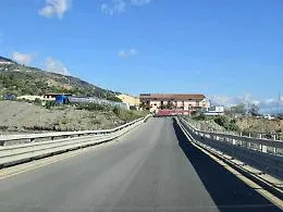Chiusa al transito la passerella Fiumedinisi tra Al&igrave; Terme e Nizza