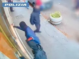 Blitz Ipogeo: vigile urbano picchiato con la paletta rubata dal &ldquo;rivoltoso&rdquo;