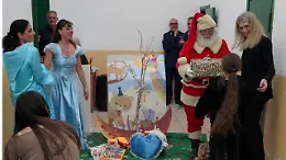 Babbo Natale distribuisce regali ai figli dei detenuti di Piazza Lanza 