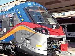 Caos orari dei treni, l&rsquo;ira dei pendolari: corse cancellate e disagi, problemi per studenti e lavoratori