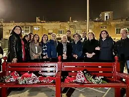 Gela, davanti all&rsquo;amato mare due panchine rosse per non dimenticare Emanuela Vallecchi