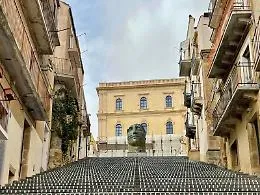 Caltagirone: il &ldquo;Tindaro&rdquo; di Mitoraj troneggia sulla Scala