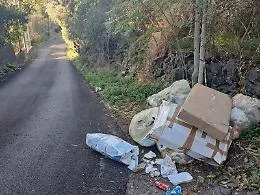 Mascalucia: via Coppola trasformata in una maxidiscarica