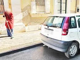 Siracusa, lava l&rsquo;auto del pap&agrave; scomparso: &laquo;Cos&igrave; mantengo vivo il ricordo&raquo;