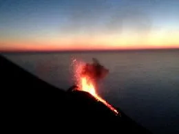 Stromboli, un brindisi tra i fuochi del vulcano