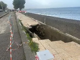 Crolla porzione di marciapiede del lungomare Edoardo Pantano a Torre Archirafi