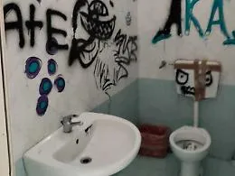 Raid alla villa comunale di San Giovanni La Punta: bagni distrutti e scritte d'odio