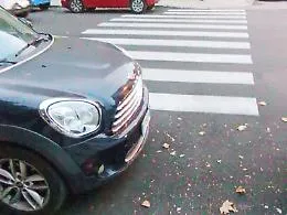 C&rsquo;&egrave; un&rsquo;auto parcheggiata: la striscia parte, ma non arriva...