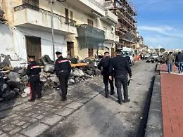 Carabinieri a guardia delle case sventrate