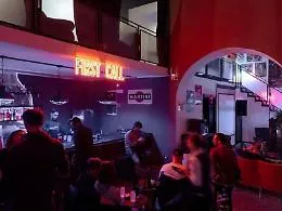 &laquo;Ora vado a prendere i ferri&raquo;, la baby gang prova a entrare: paura in un locale del centro
